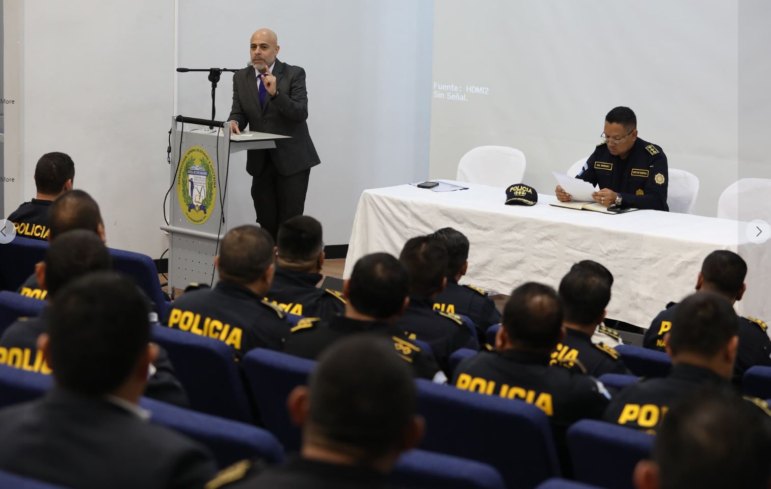 Byron René Bor Illescas, ministro de Gobernación, de pie, durante una reunión con jefes de la PNC. (Foto Prensa Libre: Mingob)