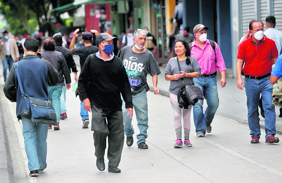 El presupuesto para el Ministerio de Salud está mermado, y para el 2024 contempla el traslado de salubristas a renglón permanente, lo que podría mermar la atención hacia la población. (Foto Prensa Libre: Hemeroteca PL)