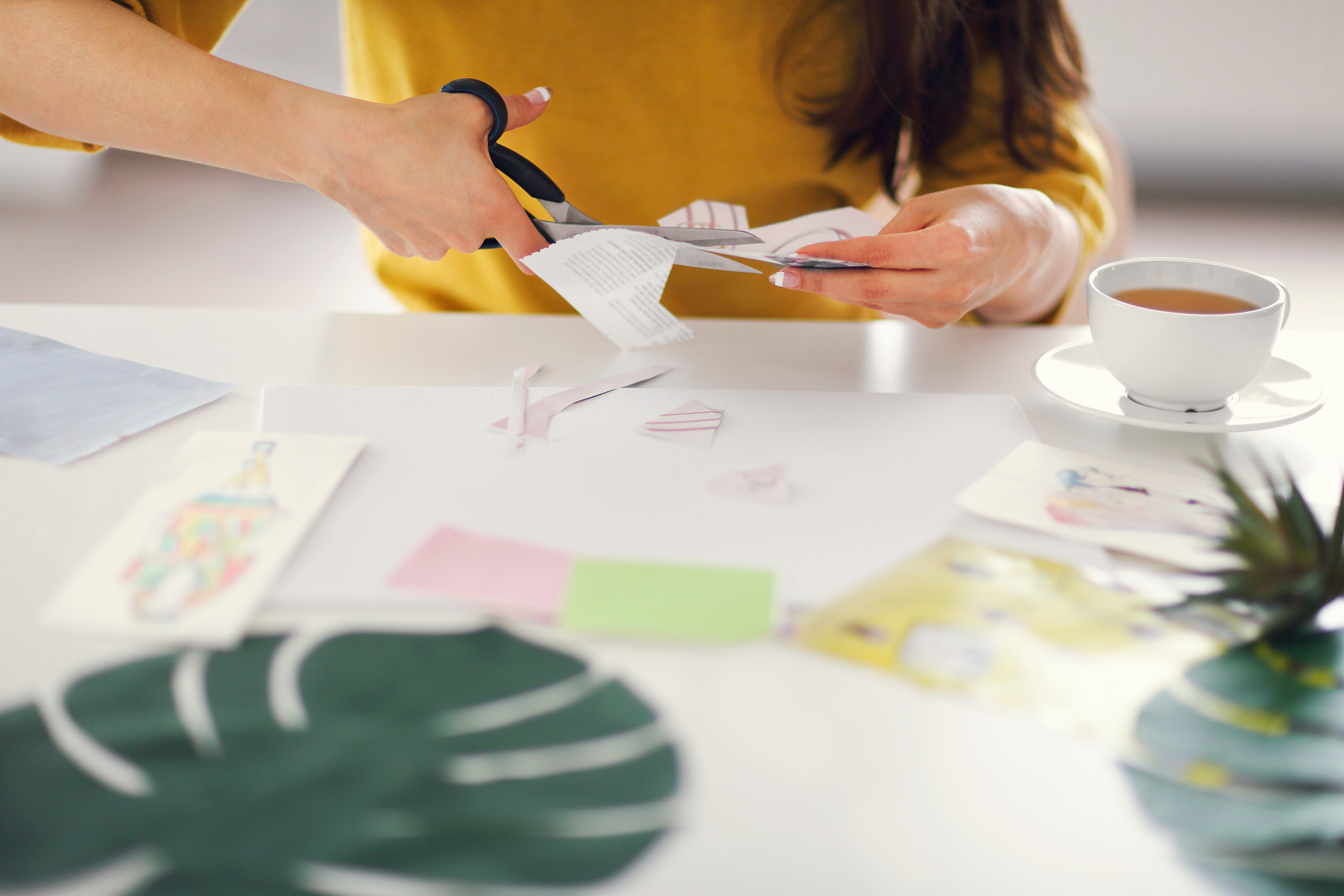 Buscar imágenes digitales y colocarlas en un archivo electrónico o buscar referencias  para pegar en un tablero físicamente es parte de la dinámica del “vision board” o tablero de sueños.  También podría dibujar.  (Foto Prensa Libre: Shutterstock)