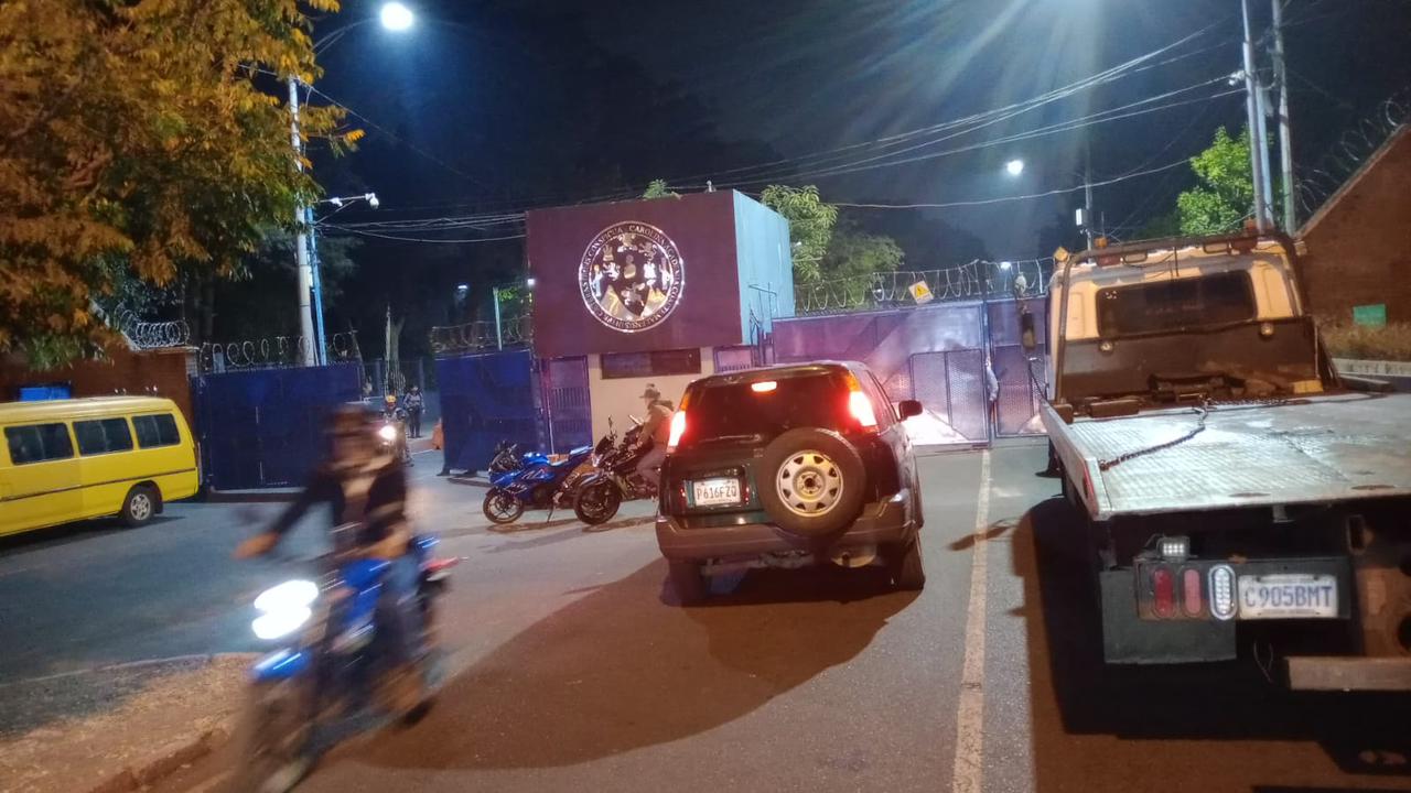 Varios estudiantes de Derecho fueron agredidos por un grupo de encapuchados en la Usac, lo que generó congestionamiento en el sector, pues los portones fueron cerrados.  (Foto Prensa Libre: tomada de @amilcarmontejo) 