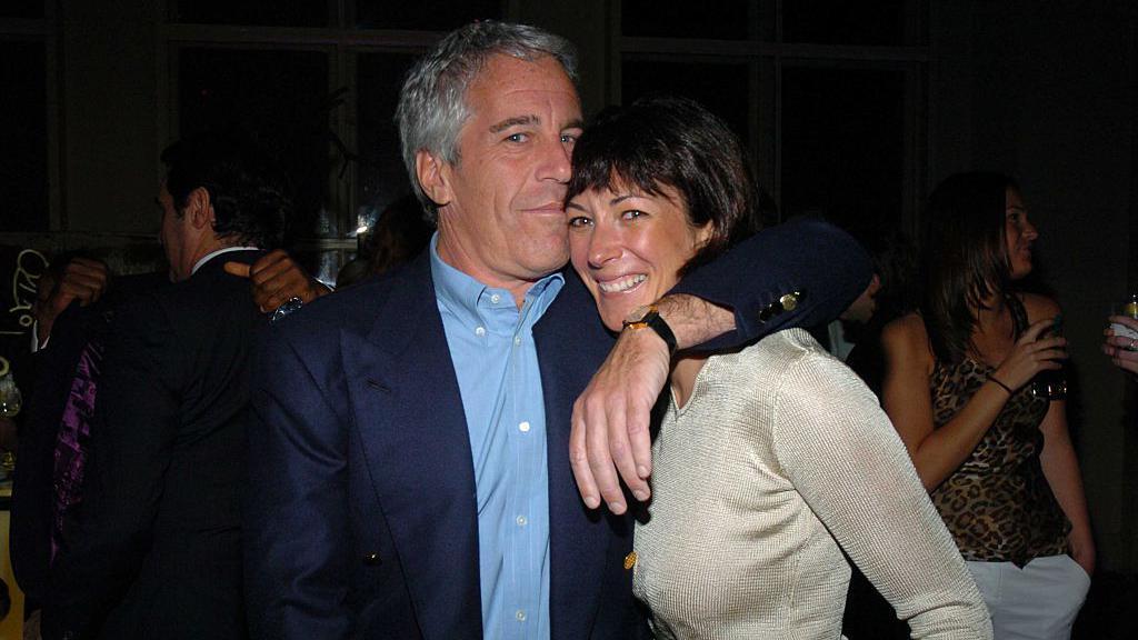 Jeffrey Epstein y Ghislaine Maxwell en 2005.