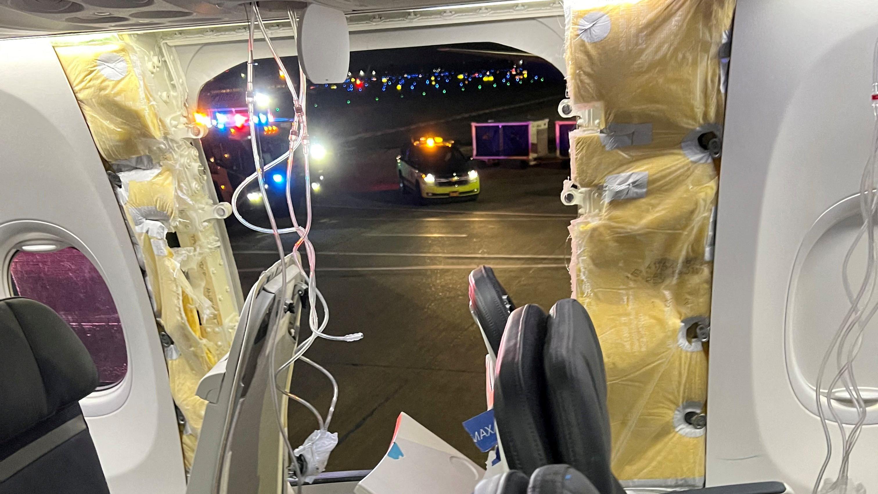 Las máscaras de oxígeno en el techo del avión Alaska Airlines junto a la parte de la puerta faltante. 
@strawberrvy/Reuters