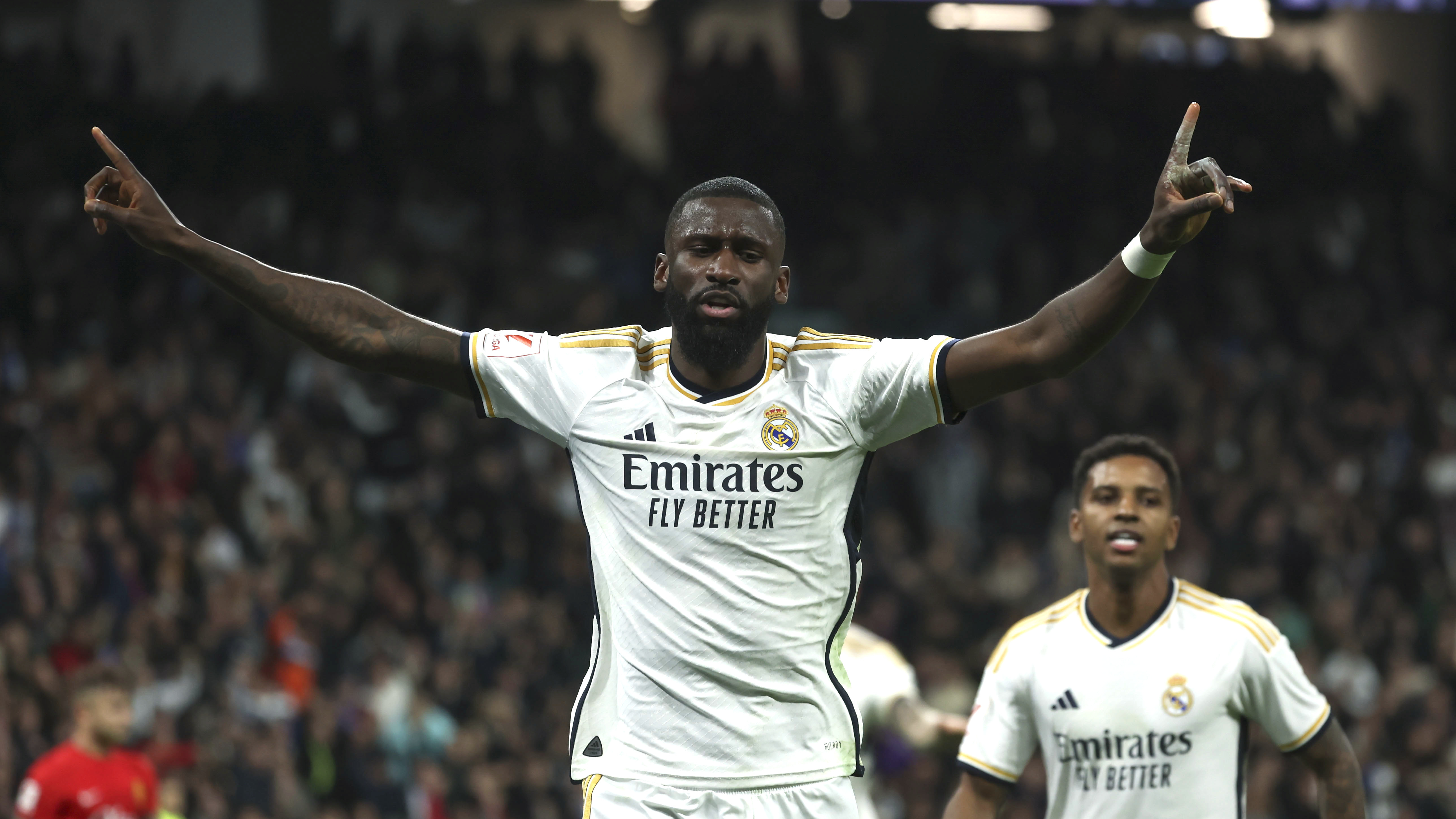 El defensa alemán del Real Madrid Antonio Rudiger celebra el primer gol de su equipo  frente al RCD Mallorca.  (Foto Prensa Libre: EFE).