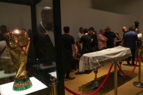 Familiares y amigos asisten al funeral del exjugador y entrenador de la selección brasileña de fútbol Mario Jorge 'Lobo' Zagallo, hoy en el Museo del Fútbol de Río de Janeiro (Brasil). Mario Jorge Zagallo falleció en la madrugada de este sábado a los 92 años. (Foto Prensa Libre: EFE)