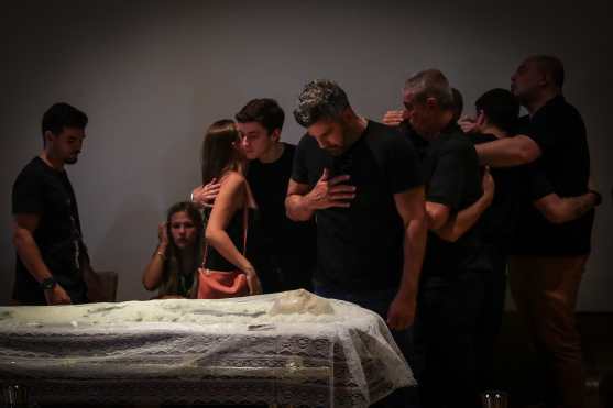 Familiares y amigos asisten al funeral del exjugador y entrenador de la selección brasileña de fútbol Mario Jorge 'Lobo' Zagallo, hoy en el Museo del Fútbol de Río de Janeiro (Brasil). Mario Jorge Zagallo falleció en la madrugada de este sábado a los 92 años. (Foto Prensa Libre: EFE)