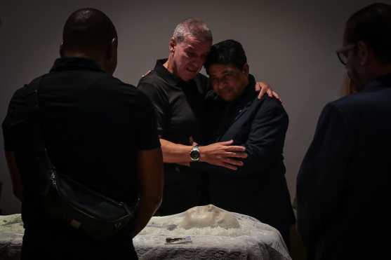 El presidente de la Confederación Brasileña de Fútbol, Ednaldo Rodrigues (i), abraza a Mario César Zagallo, hijo del exfutbolista 'Lobo' Zagallo, durante el funeral del exjugador y entrenador de la selección brasileña de fútbol Mario Jorge 'Lobo' Zagallo, hoy en el Museo del Fútbol de Río de Janeiro (Brasil). (Foto Prensa Libre: EFE)