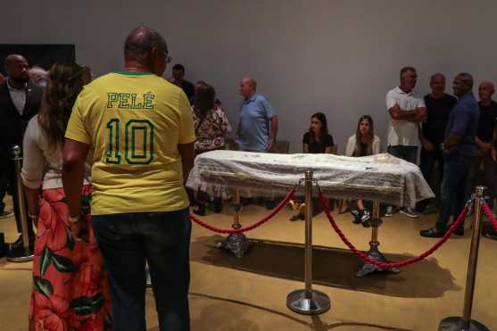 Familiares y amigos asisten al funeral del exjugador y entrenador de la selección brasileña de fútbol Mario Jorge 'Lobo' Zagallo, hoy en el Museo del Fútbol de Río de Janeiro (Brasil). Mario Jorge Zagallo falleció en la madrugada de este sábado a los 92 años. (Foto Prensa Libre: EFE)