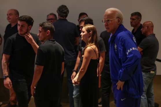 Fotografía de una estatua de cera con la imagen de Mario Jorge 'Lobo' Zagallo junto a familiares y amigos que asisten al funeral del exjugador. (Foto Prensa Libre: EFE)