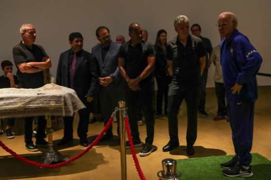 Amigos y familiares, junto a una estatua de cera del exjugador y entrenador de la selección brasileña de fútbol Mario Jorge 'Lobo' Zagallo, asisten al funeral del exfutbolista hoy durante su funeral en Río de Janeiro (Brasil). Mario Jorge Zagallo falleció en la madrugada de este sábado a los 92 años. (Foto Prensa Libre: EFE)