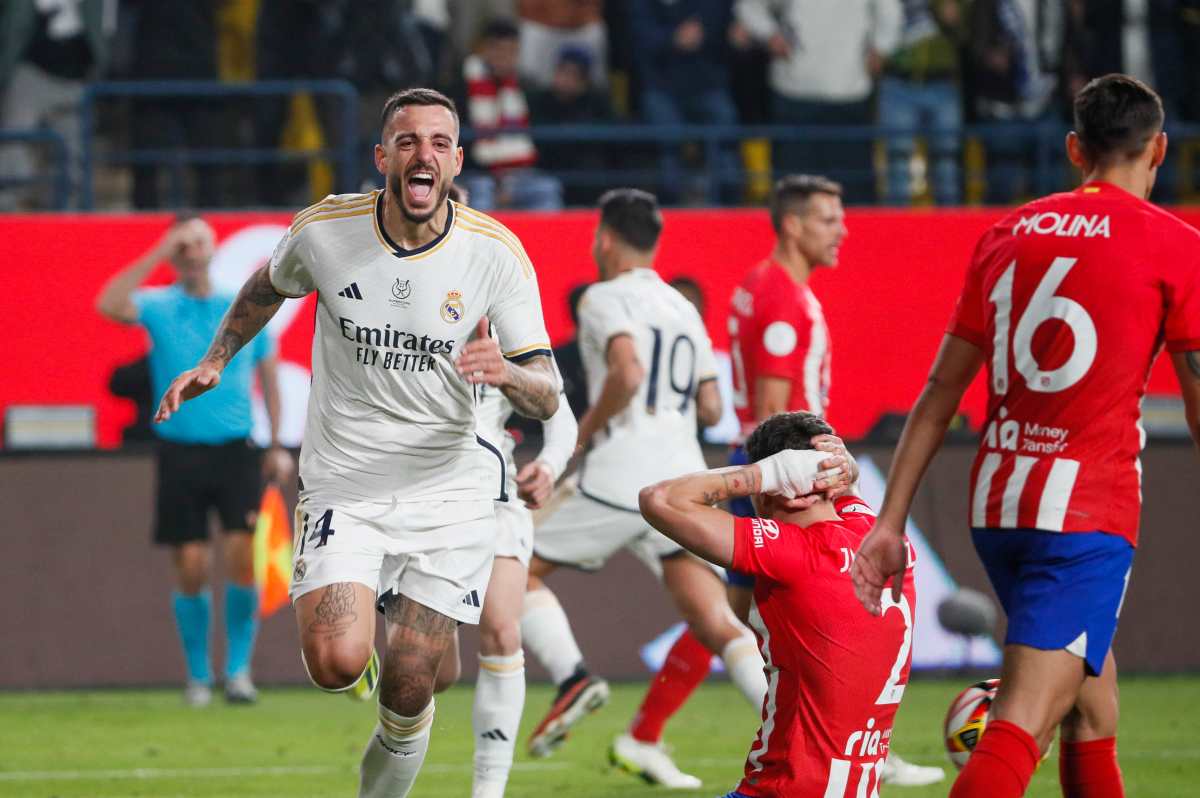 RIAD (ARABIA SAUDÍ), 10/01/2024.- El delantero del Real Madrid, Joselu, celebra el cuarto gol del equipo madridista durante el partido de semifinales de la Supercopa de España que Real Madrid y Atlético de Madrid han disputado este miércoles en el estadio Al Awwal Park de Riad, en Arabia Saudí. EFE / Juan Carlos Cárdenas.