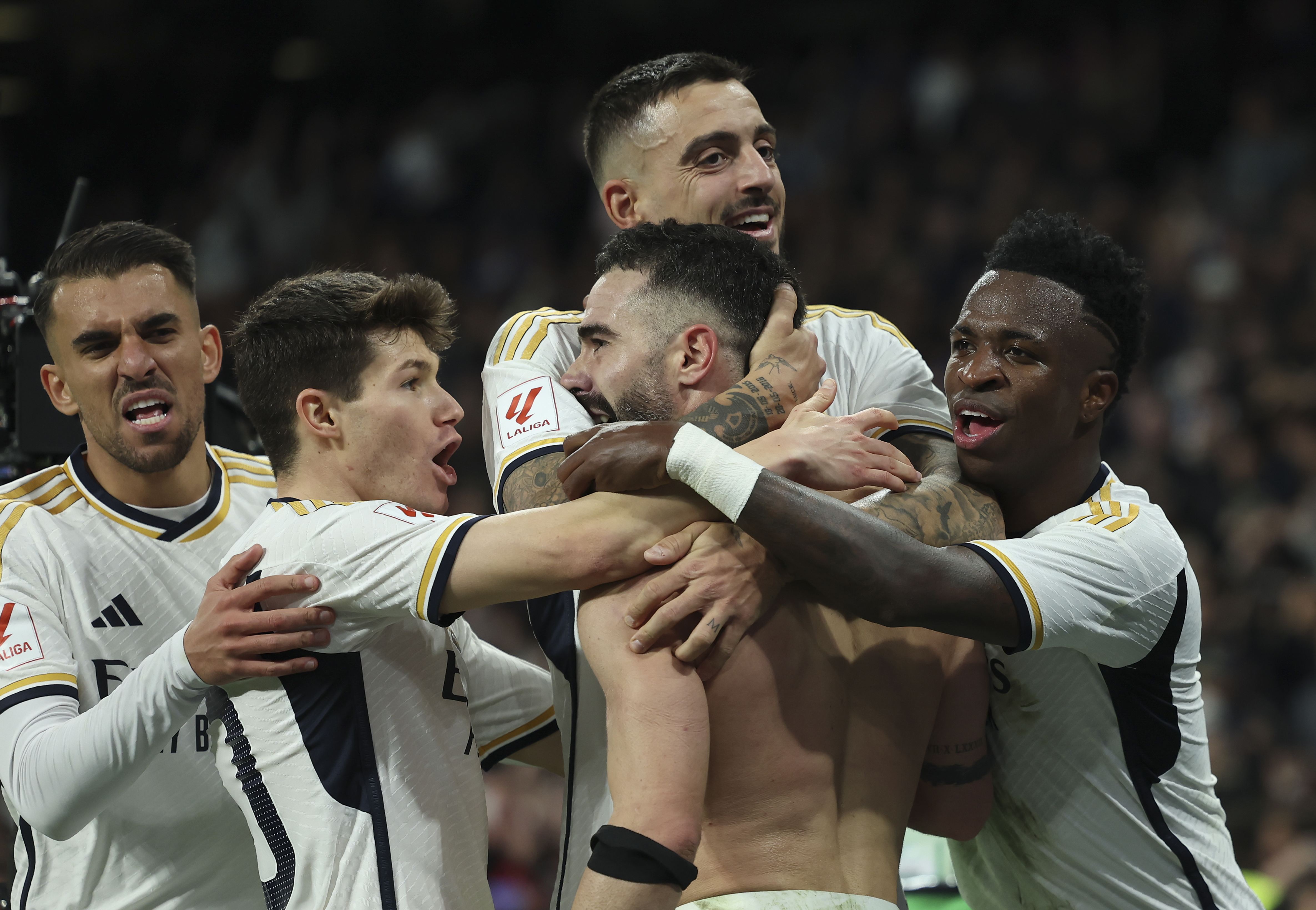 El defensa del Real Madrid, Dani Carvajal, celebra con sus compañeros, su gol ante el Almería. (Foto Prensa Libre: EFE)