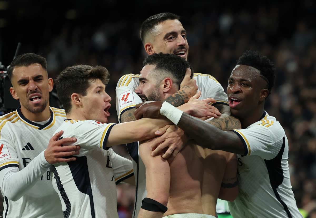 El defensa del Real Madrid, Dani Carvajal, celebra con sus compañeros, su gol ante el Almería. (Foto Prensa Libre: EFE)