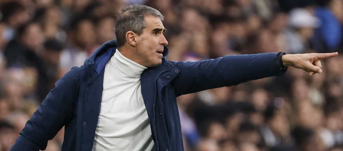 El técnico de la UD Almería, Gaizka Garitano, da instrucciones a sus jugadores durante el partido contra el Real Madrid en el Santiago Bernabéu. (Foto Prensa Libre: EFE)