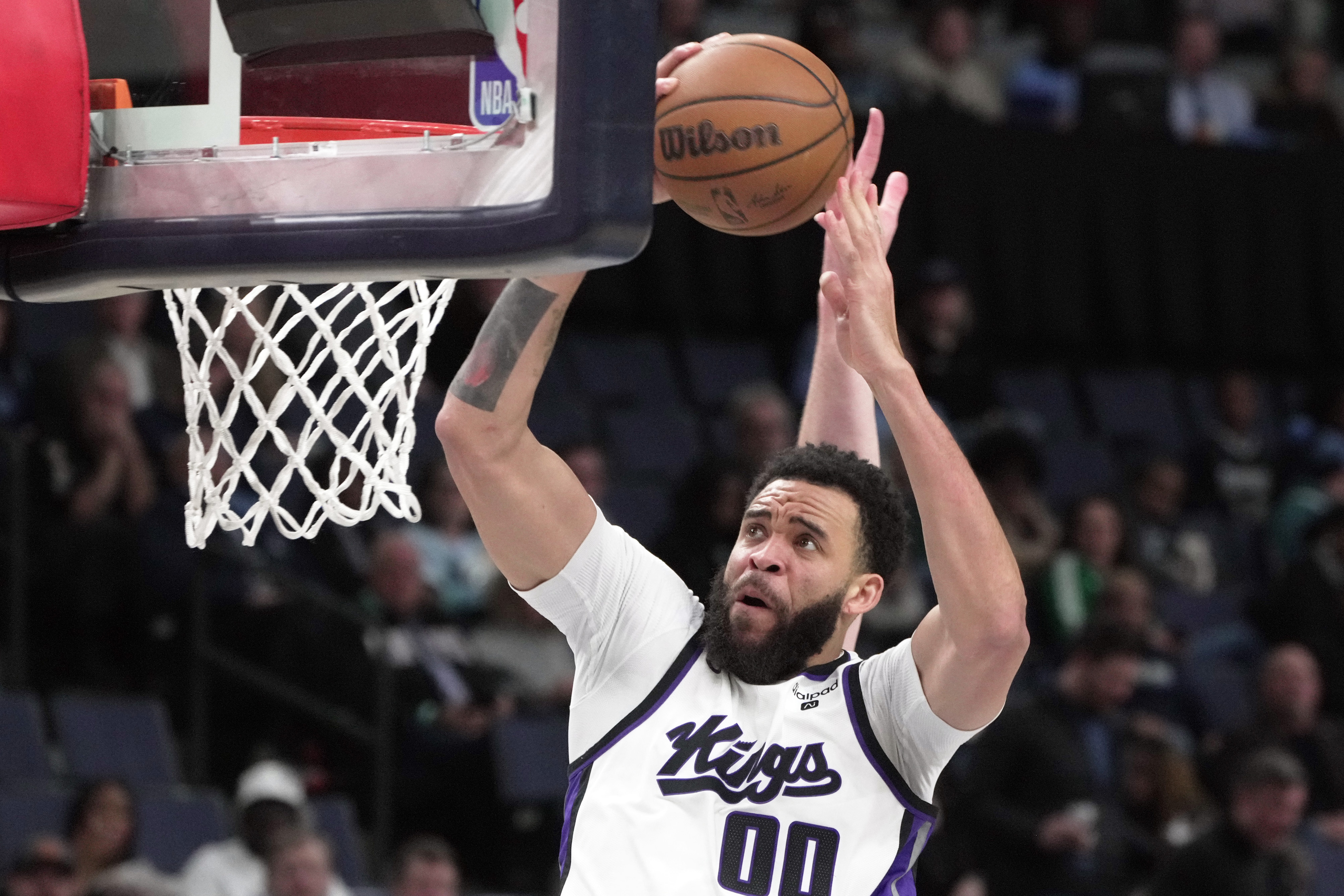 JaVale McGee de Sacramento Kings contra los Memphis Grizzlies.