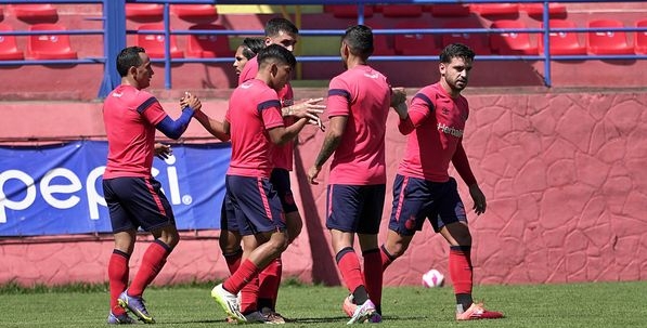 Los jugadores de Municipal festejan uno de sus seis goles a Quiché. (Foto Prensa Libre: @LigaGuateB)