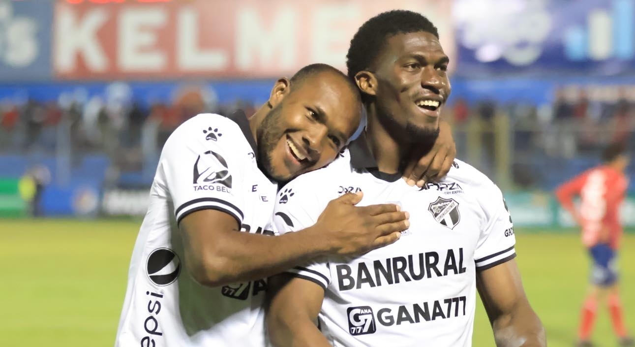 Los jugadores de Comunicaciones, Juan Anangonó y Azarías Londoño, festejan el gol a Xelajú. (Foto Prensa Libre: A Jugar GT)