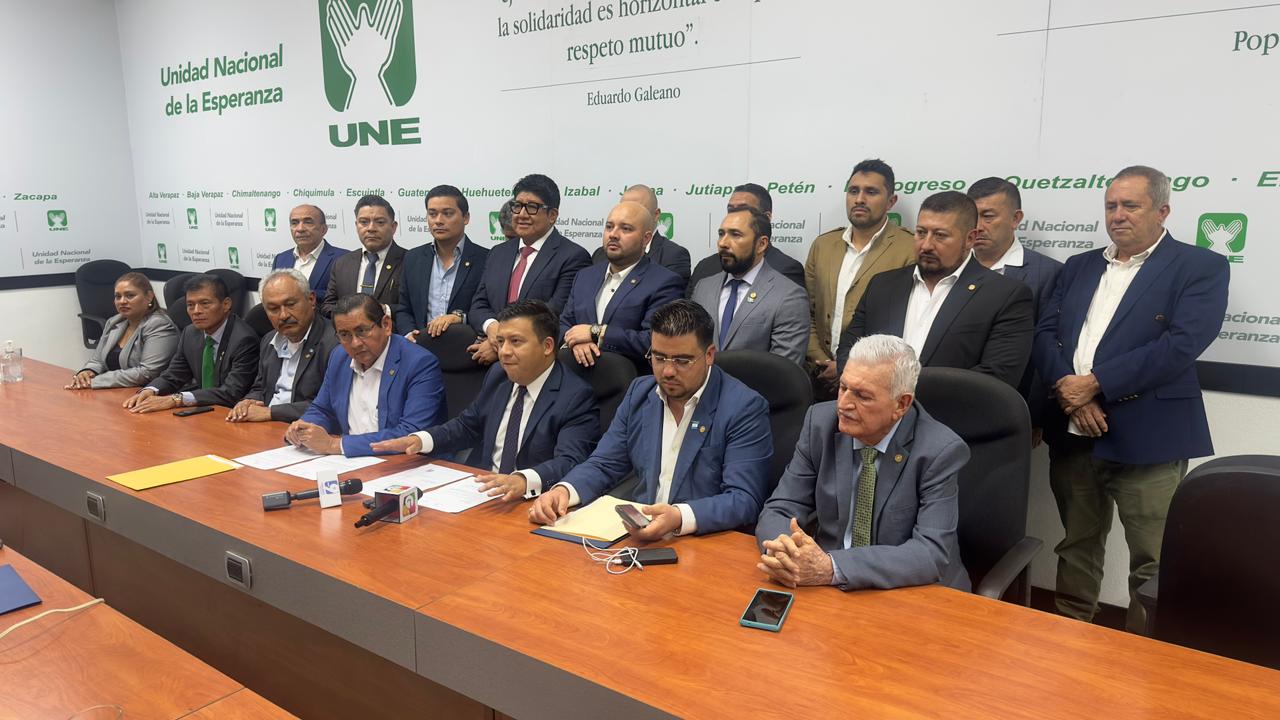 Diputados de la UNE durante una conferencia de prensa encabezada por Adim Maldonado, Inés Castillo y Raúl Solórzano. (Foto Prensa Libre: Henry Montenegro) 