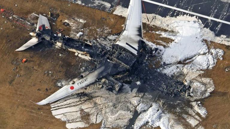 Cómo lograron escapar cientos de pasajeros del Airbus A350 que se incendió en un aeropuerto de Tokio