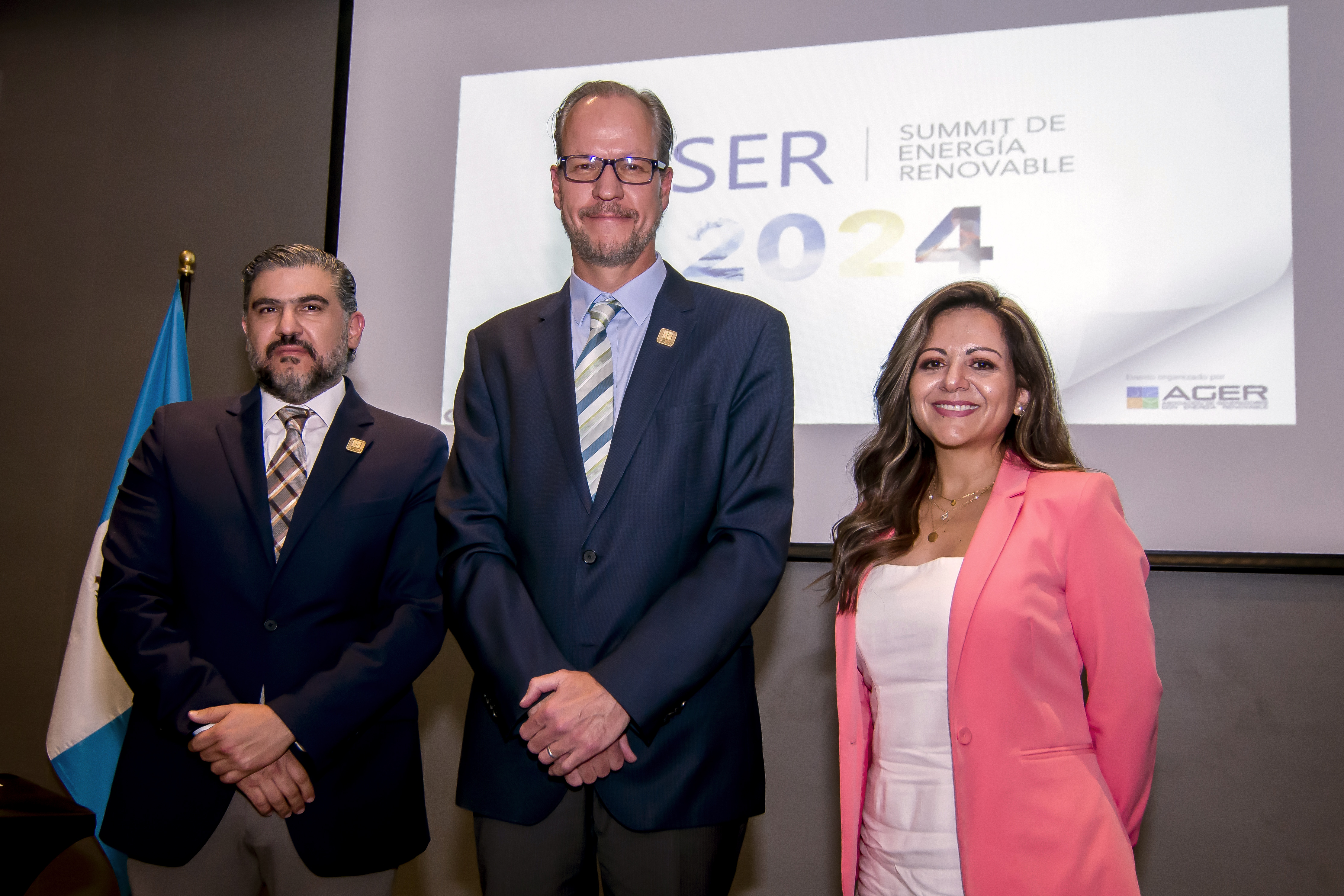 La invitación al primer SER fue realizado por Ricardo Chacón, vicepresidente de Junta Directiva; Rudolf Jacobs, presidente de Junta Directiva; y Astrid Perdomo, directora ejecutiva de AGER. Foto Prensa Libre: Sergio Muñoz