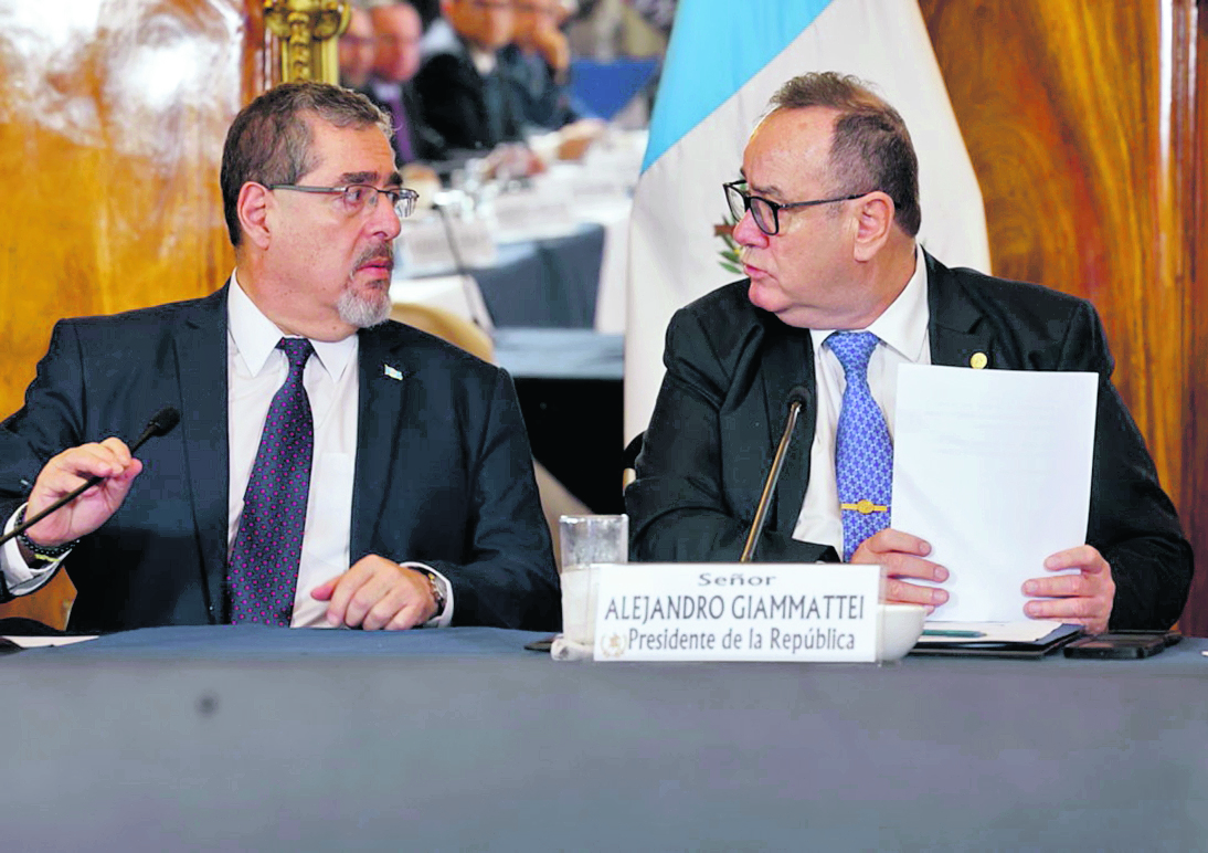 El presidente  Alejandro Giammattei le entregará el poder a Bernardo Arévalo y Karin Herrera el próximo 14 de enero de 2024. Esta fotografía corresponde a la primera reunión de transición el 4 de septiembre de 2023. (Foto Prensa Libre: Hemeroteca PL).