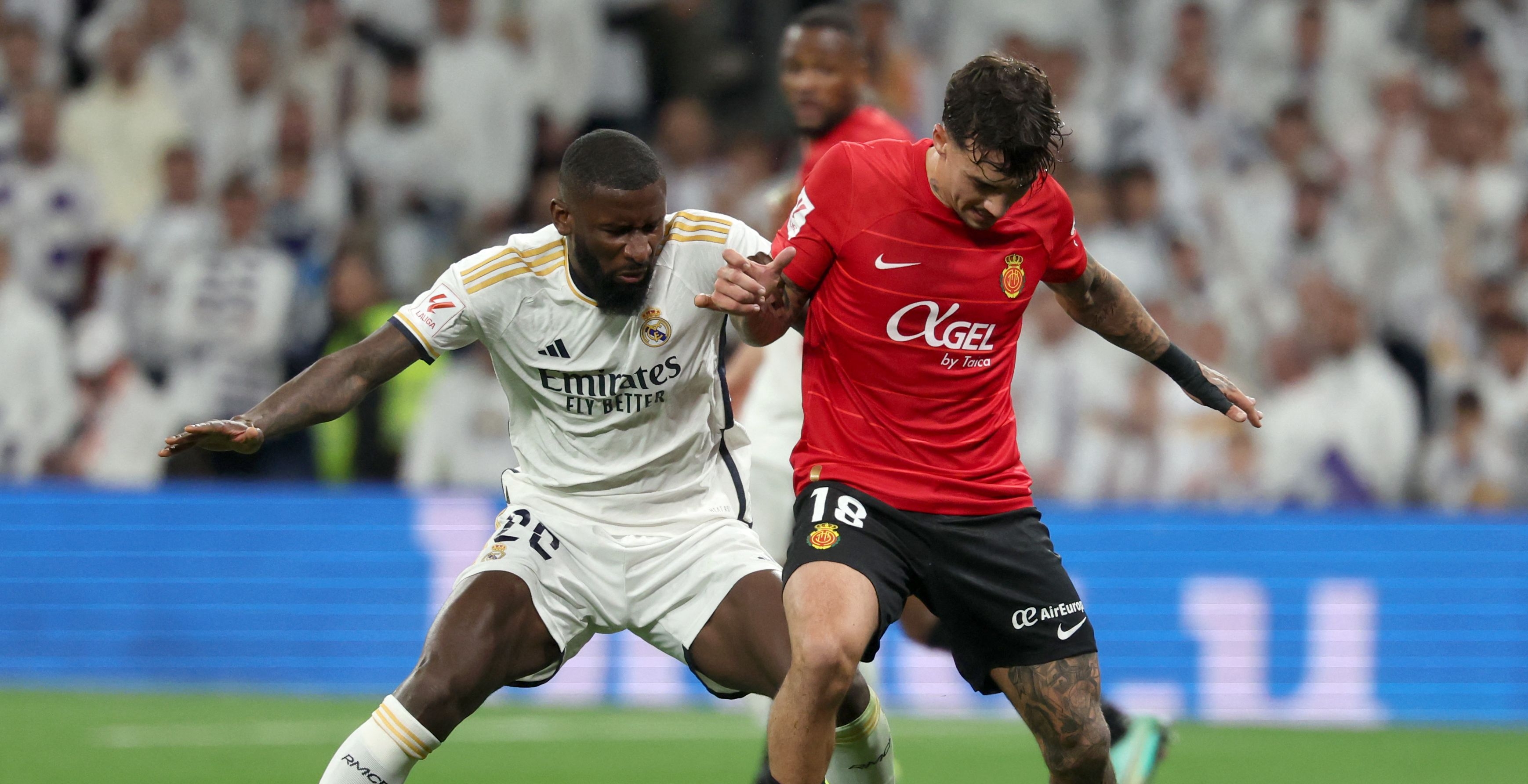 El defensa del Real Madrid, Antonio Rudiger pelea por un balón en el partido ante el Mallorca,