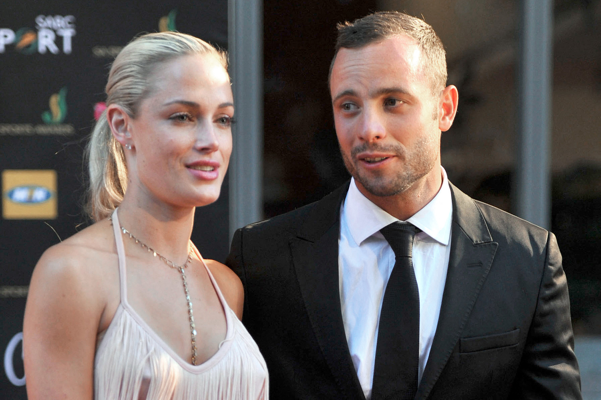 Foto de archivo tomada el 4 de noviembre de 2012 en Johannesburgo, Sudáfrica muesta a Oscar Pistorius y Reeva Steenkamp, quien en ese momento era su novia. (Foto Prensa Libre: AFP)