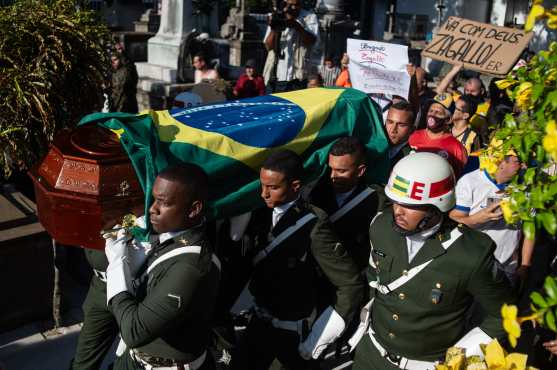 Oficiales militares cargan el féretro de Zagallo. (Foto Prensa Libre: AFP)