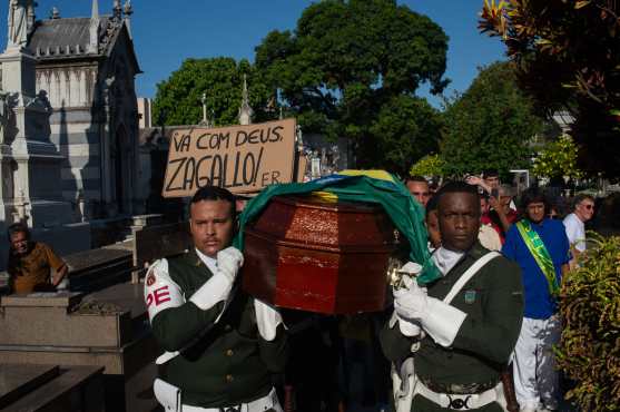 Oficiales militares cargan el féretro de Zagallo. (Foto Prensa Libre: AFP)