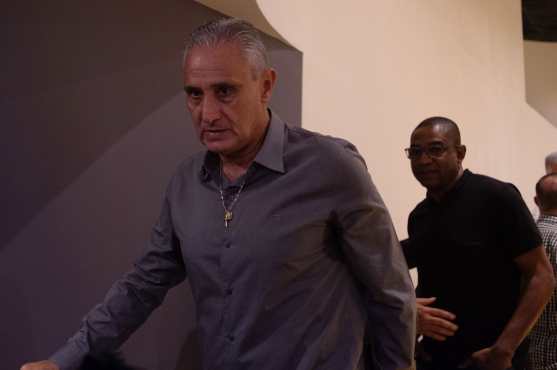 El exseleccionador de Brasil, Tite, llega a despedirse de Mário Zagallo. (Foto Prensa Libre: AFP)