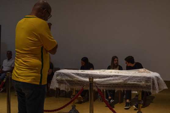 People attend the funeral service of the Brazilian football legend Mario Zagallo at the Brazilian Football Confederation (CBF) headquarters in Rio de Janeiro, Brazil, on January 7, 2024. Brazilians paid their last respects Sunday to football legend Mario Zagallo, after the four-time World Cup-winning player and coach died at age 92, the final member of one of the country's greatest footballing generations. (Photo by Tercio TEIXEIRA / AFP)