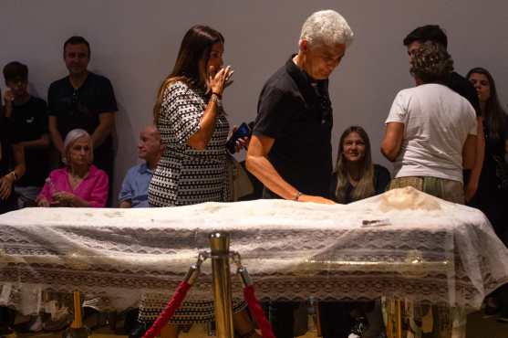 El exjugador, Bebeto (C) se despide de Zagallo. (Foto Prensa Libre: AFP)