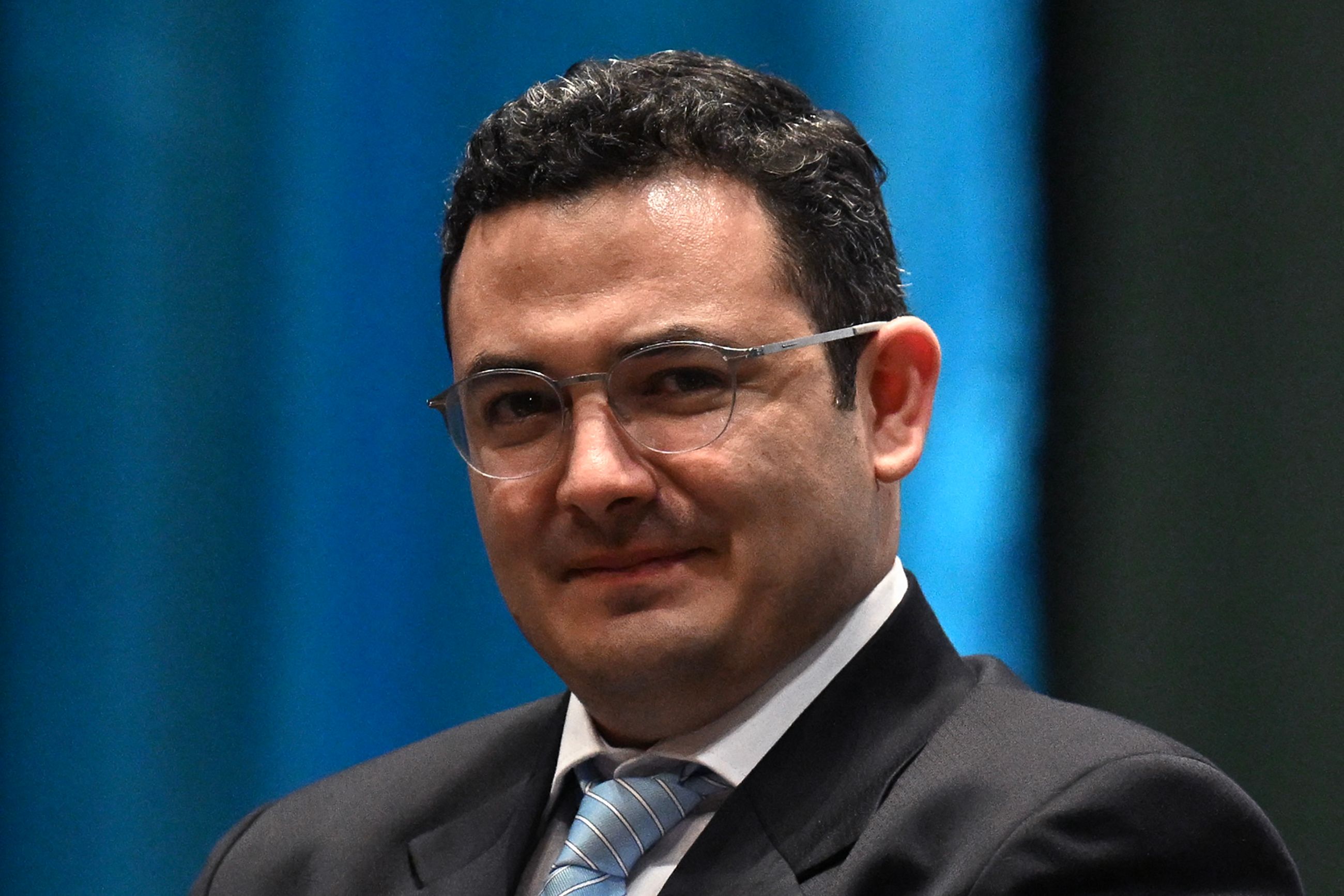 Samuel Pérez, nuevo presidente del Congreso, aplaude antes de que Bernardo Arévalo jurara como presidente de Guatemala. (Foto Prensa Libre: AFP)