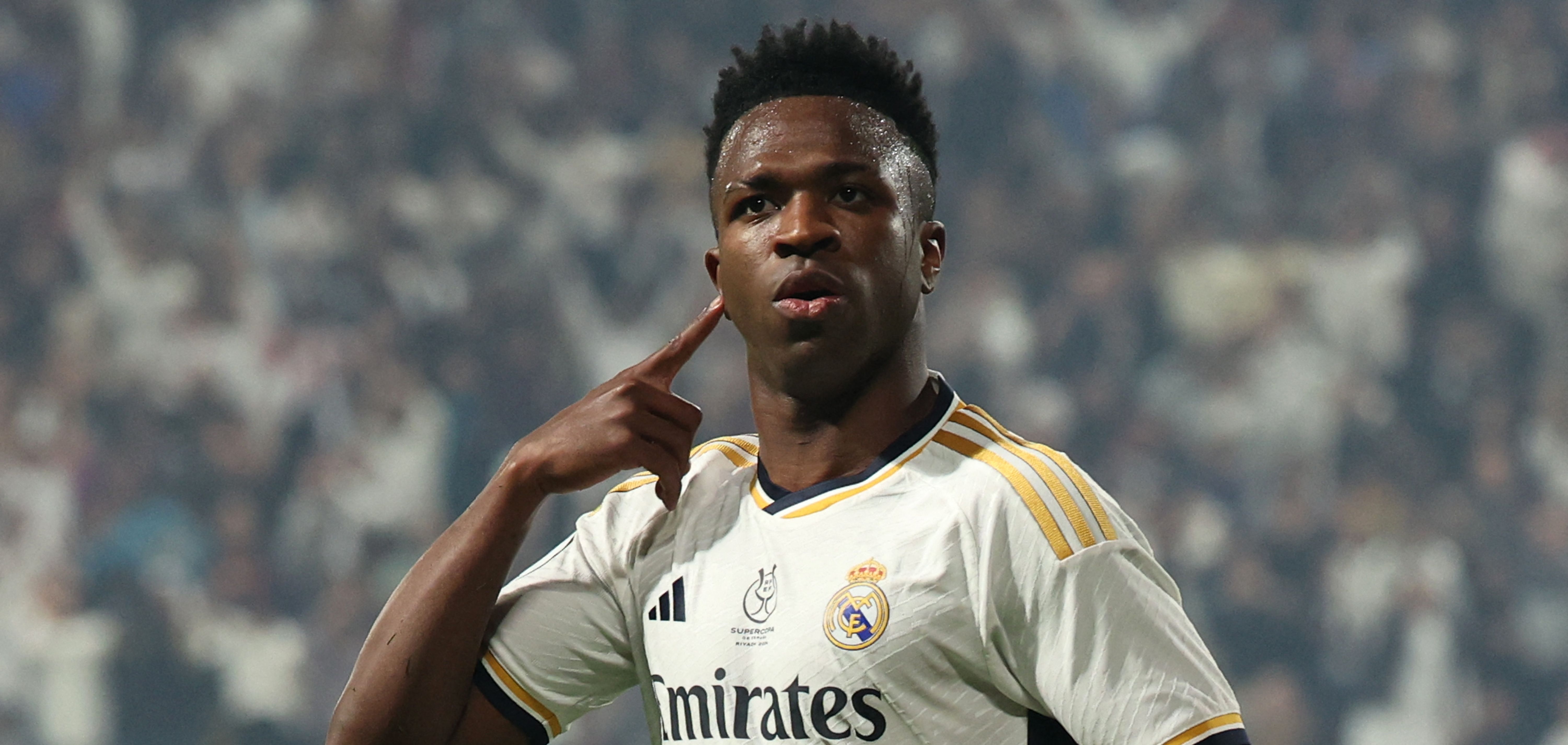 El delantero del Real Madrid, Vinicius Junior, celebra después de anotar uno de sus dos goles en el primer tiempo al Barcelona. (Foto Prensa Libre: AFP)