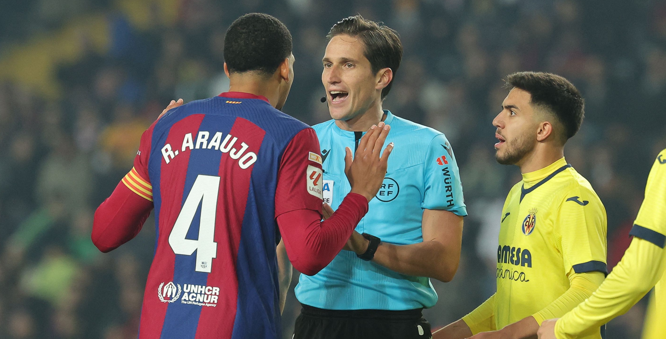 El capitán del Barcelona,  Ronald Araujo, habla con el árbitro José Luis Munuera Montero durante el partido contra el Villarreal. (Foto Prensa Libre: AFP)