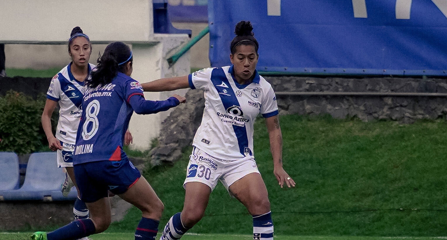 Aisha Solórzano marcó un triplete con el Puebla.