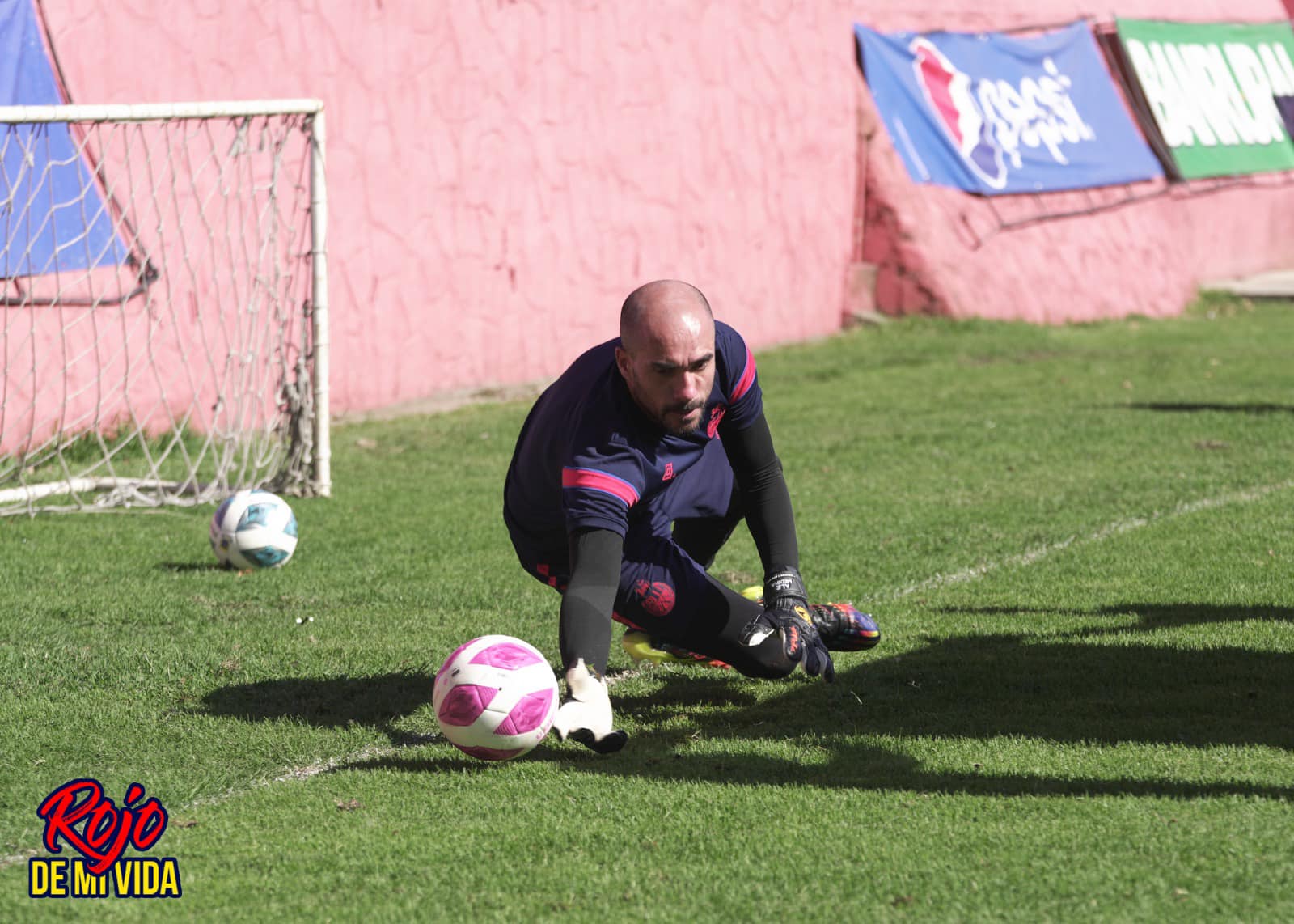 Alejandro Medina es portero de los rojos.