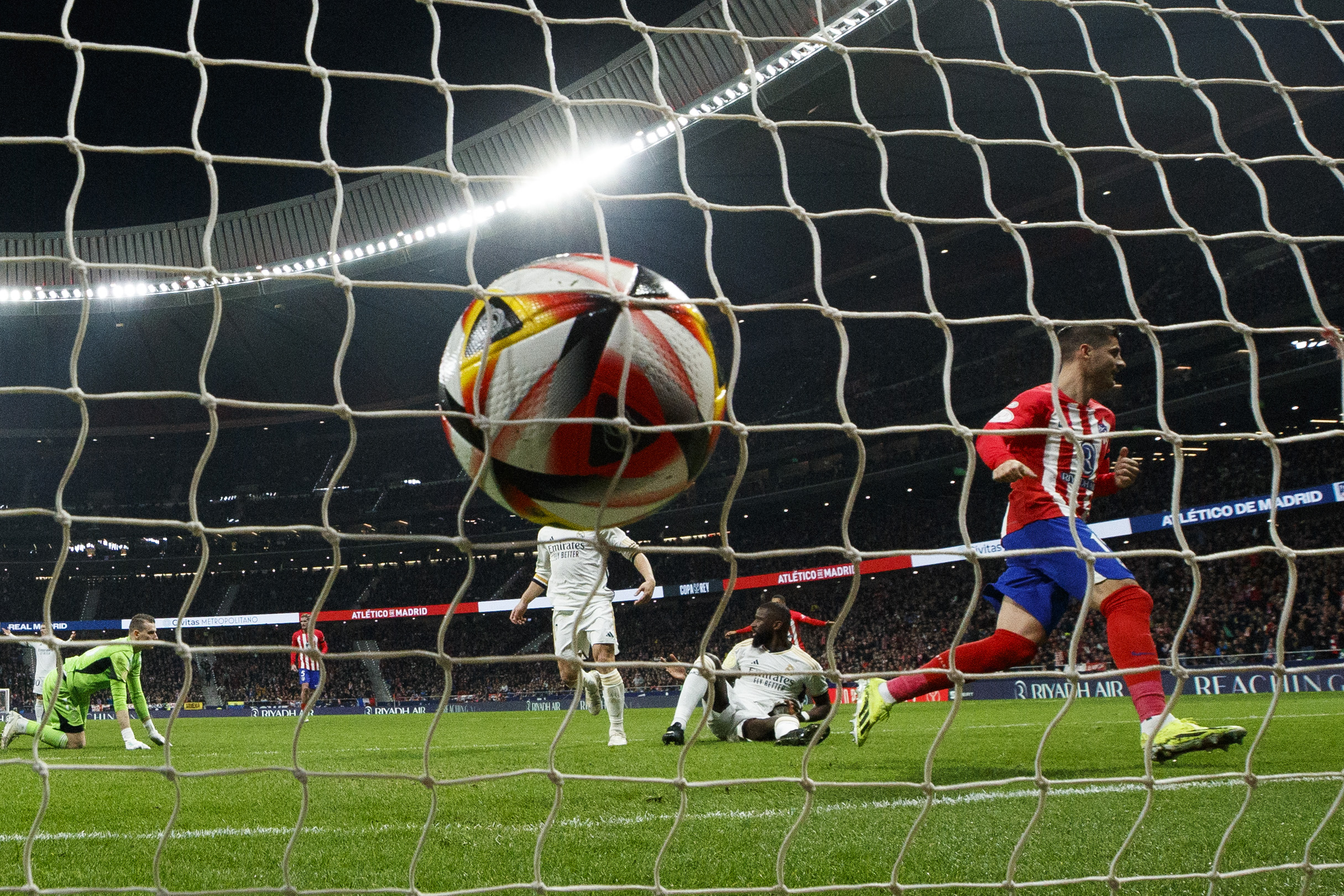 El Atlético de Madrid dejó fuera al Real Madrid el jueves último en busca de avanzar a los cuartos de final de la Copa del Rey. (Foto Prensa Libre: EFE/Rodrigo Jiménez)