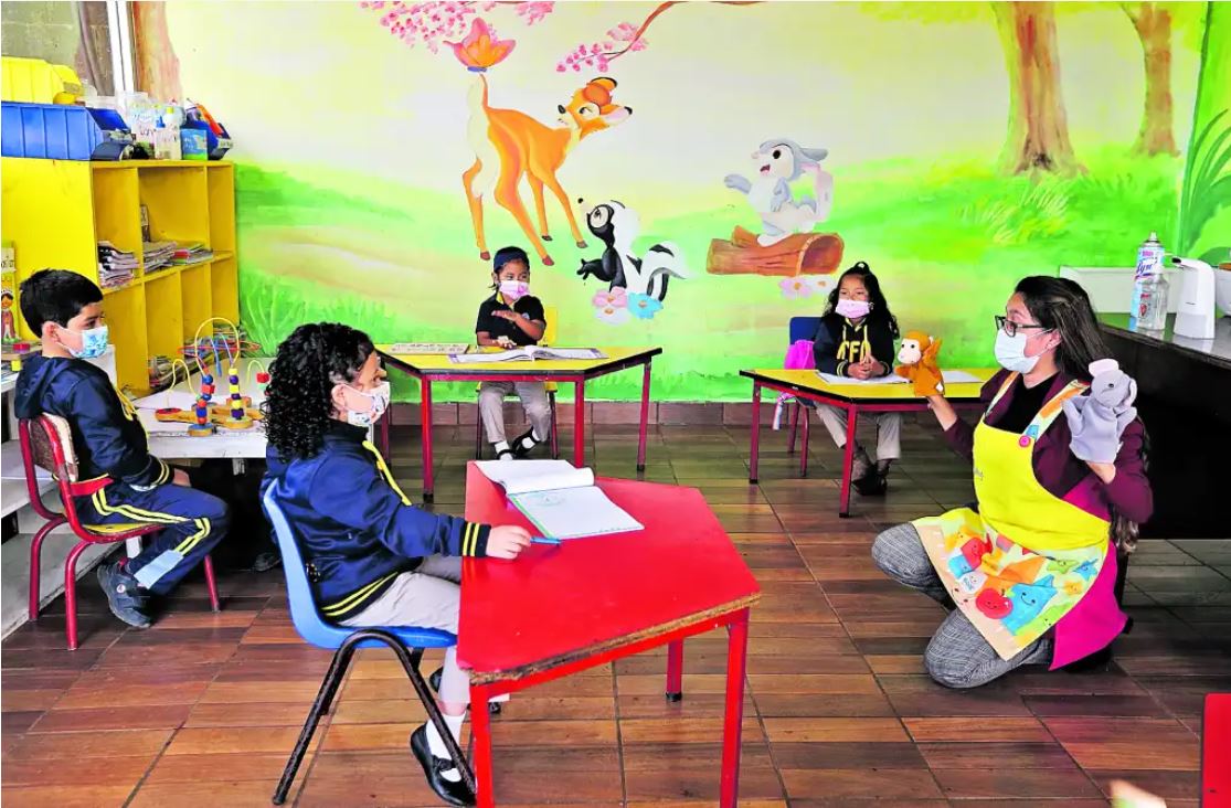 Ante el incremento de casos de enfermedad neurológica agua en Guatemala, durante las clases de 2024, el Ministerio de Educación utilizará los protocolos implementados en la pandemia. (Foto Prensa Libre: Hemeroteca PL)