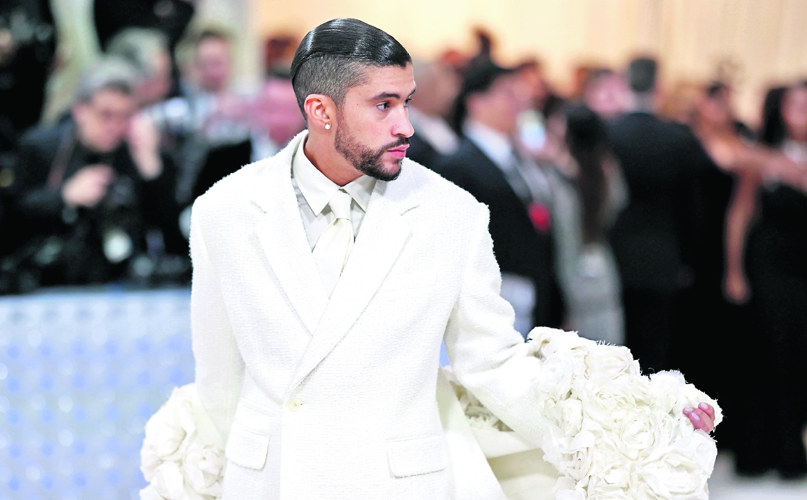 El artista puertorriqueño Bad Bunny en la alfombra de la Met Gala 2023. Este año será conductor del evento junto a Zendaya, Jennifer Lopez y otros famosos. (Foto Prensa Libre: EFE)