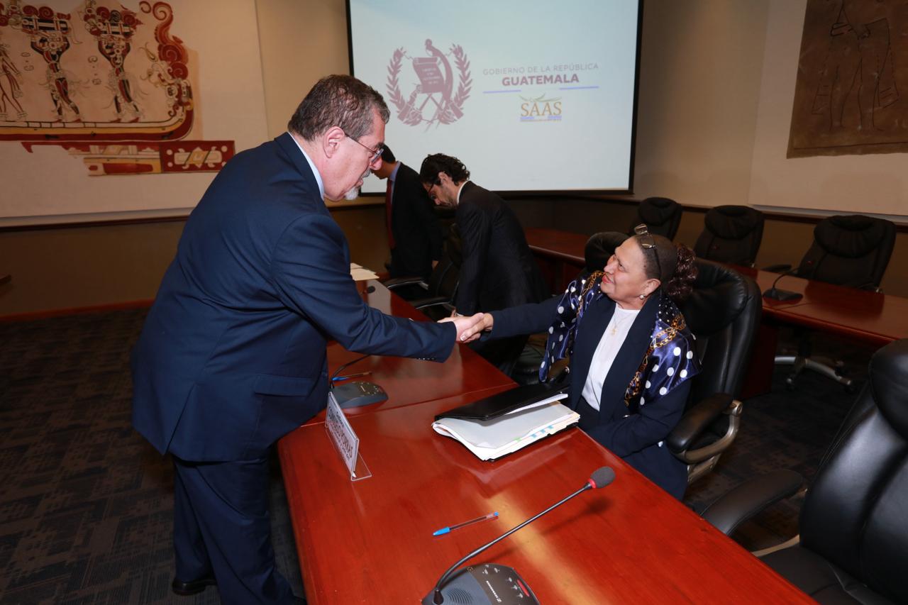 El presidente Bernardo Arévalo saluda a la fiscal general de Guatemala, Consuelo Porras, previo al inicio de la reunión de Gabinete. (Foto Prensa Libre: Gobierno de Guatemala)