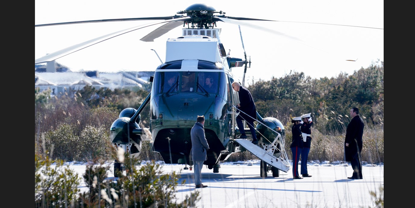 El presidente Joe Biden aborda el Marine One en Rehoboth Beach con destino a New Castle, Delaware, el domingo 21 de enero de 2024. (Yuri Gripas/The New York Times).