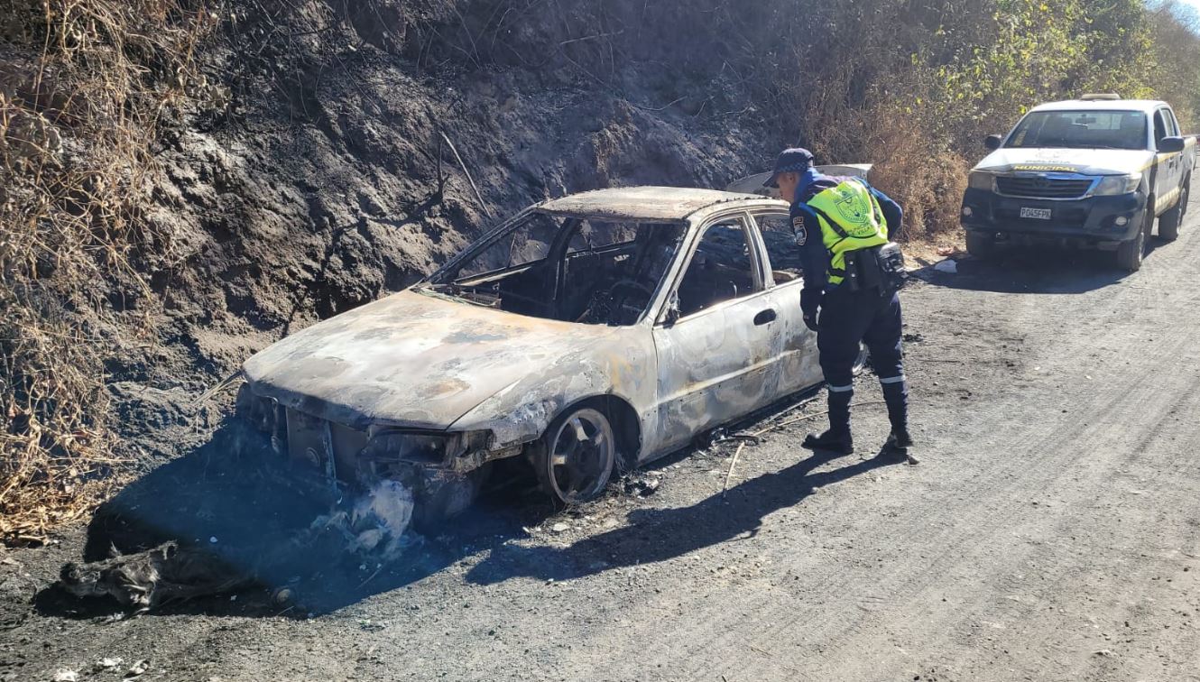 CARRO INCENDIADO EN CIUDAD PERONIA