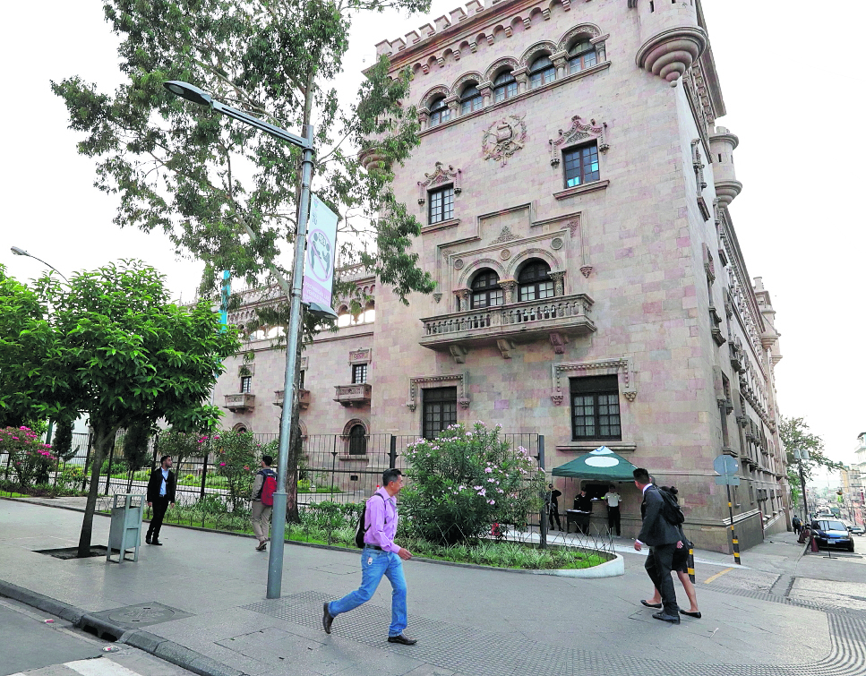 Palacio de Gobernación, sede de la cartera del Interior. Desde estas oficinas han planificado controlar las extorsiones, el narcotráfico y la seguridad fronteriza, prioridades del gobierno actual. (Foto Prensa Libre: Hemeroteca PL)
