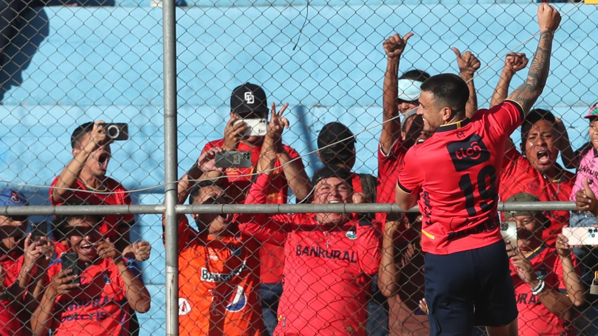 El delantero argentino, Ramiro Rocca, festeja su primer gol con Municipal en el regreso a El Trébol durante el partido contra Guastatoya. (Foto Prensa Libre: Erick Ávila)