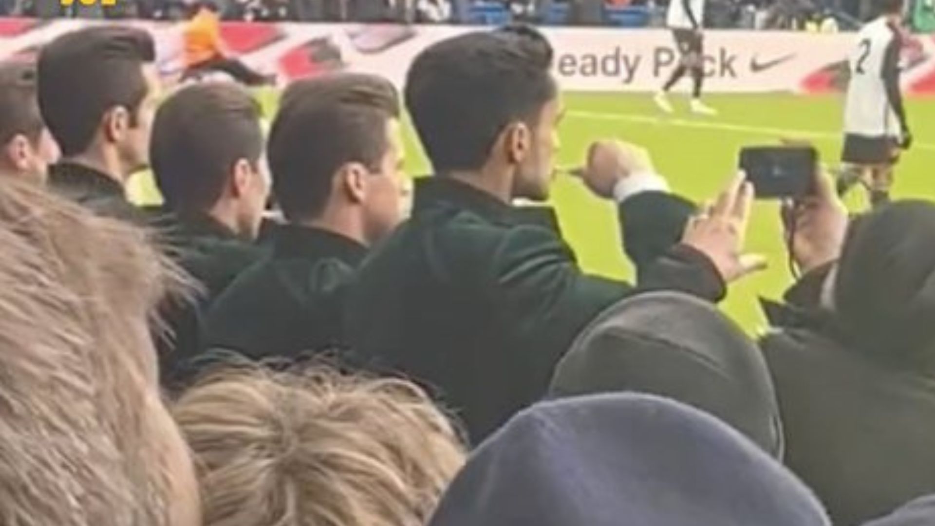 Este fue el momento en que un grupo de hombres fue captado cepillándose los dientes en Stamford Bridge. (Foto Prensa Libre: FootballJoe)