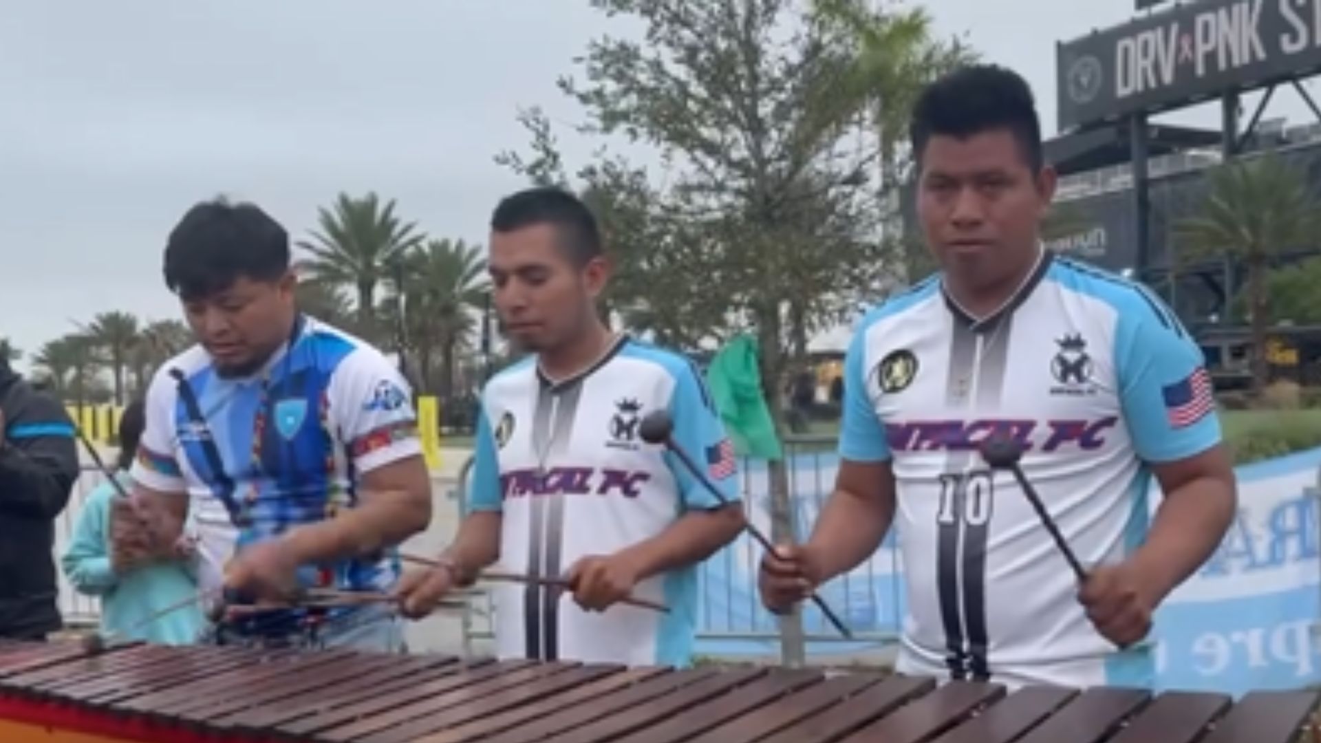 El grupo Marimba Anhelos del Copal estuvo presente en las afueras del estadio Drv Pnk en Miami animando a la afición guatemalteca antes de enfrentar a Islandia. (Foto Prensa Libre: @ligaGuateB)