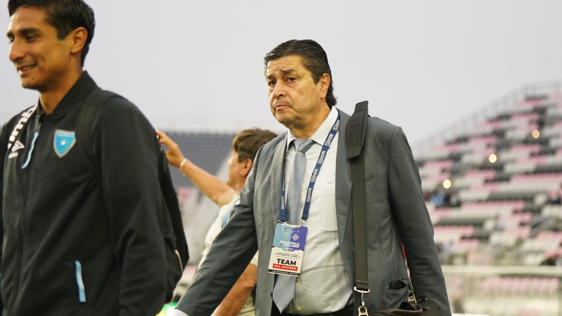 El seleccionador de Guatemala, Luis Fernando Tena, en su llegada al estadio DRV PNK de Fort Lauderdale, de Miami, Florida. (Foto Prensa Libre: Fedefutbol)