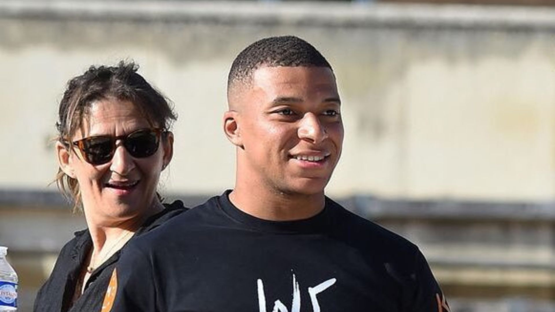 El jugador del Psg, Kylian Mbappé, junto a su madre, Fayza Lamari, en el evento caritativo, We Care For All. (Foto Prensa Libre: RRSS)