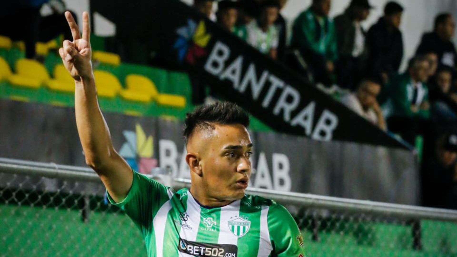 El jugador de Antigua GFC, Óscar Santis, al momento de ejecutar un córner durante el primer partido del Clausura 2024 ante Achuapa. (Foto Prensa Libre: soyantiguagfc)