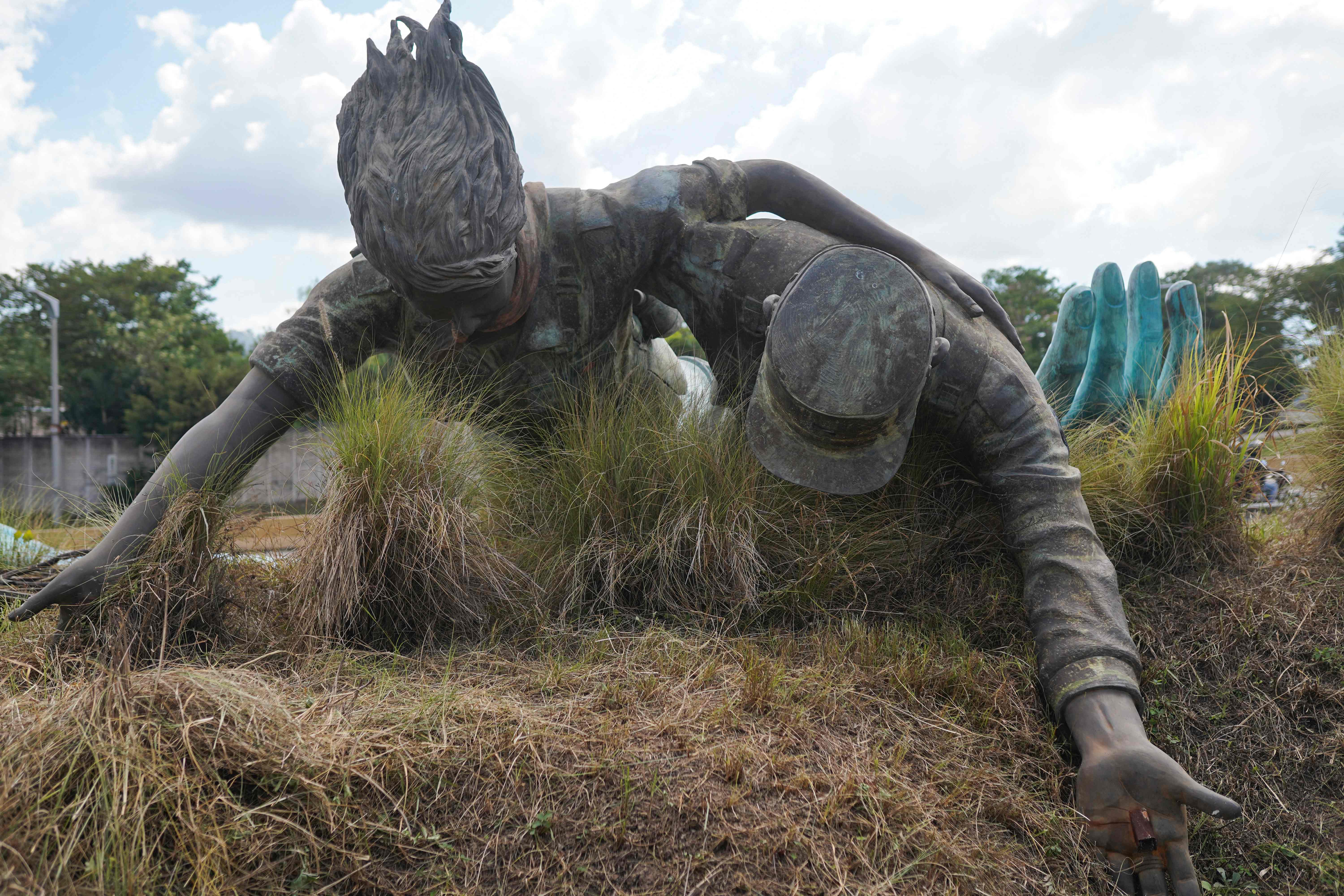 Derriban monumento en El Salvador